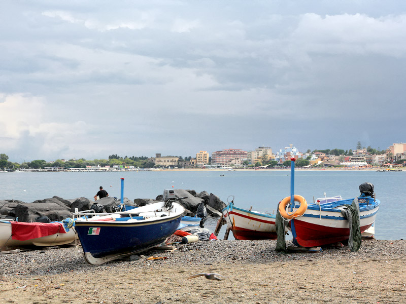 Глазами очевидцев: лодки на берегу. Вид на город Наксос при переменной облачности