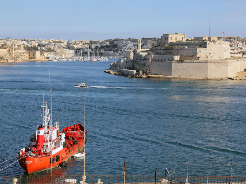 Глазами очевидцев: красный корабль и укрепленный форт. В бухте Валетты