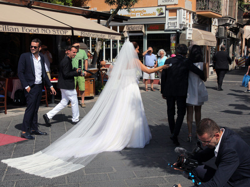 Глазами очевидцев: невеста и фотограф. Свадьба шествует по городу